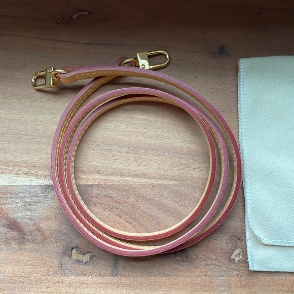 Louis Vuitton Pouch - Picture 12 of 13